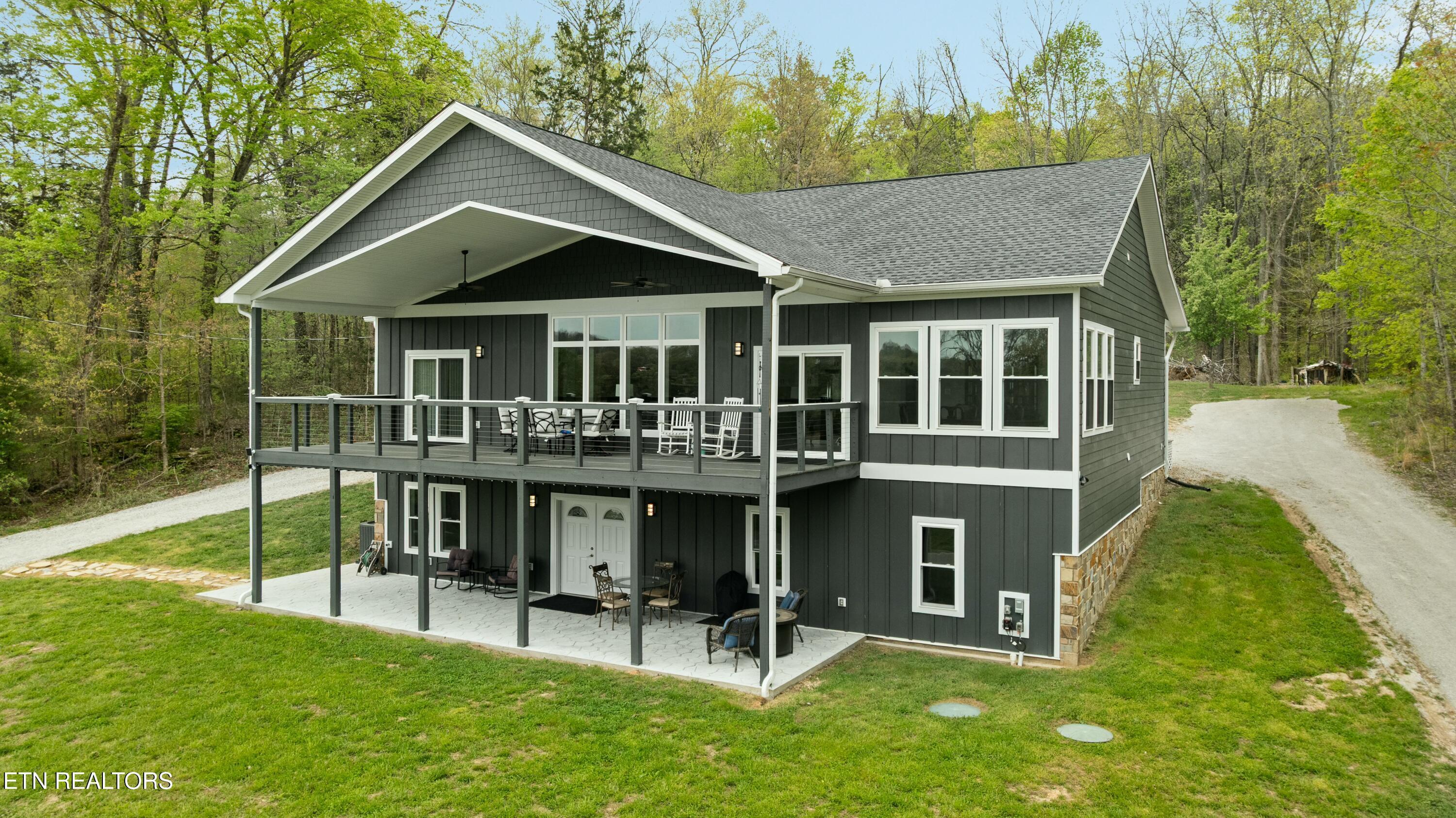 620 E Norris Pointe Rd, Lafollette, TN