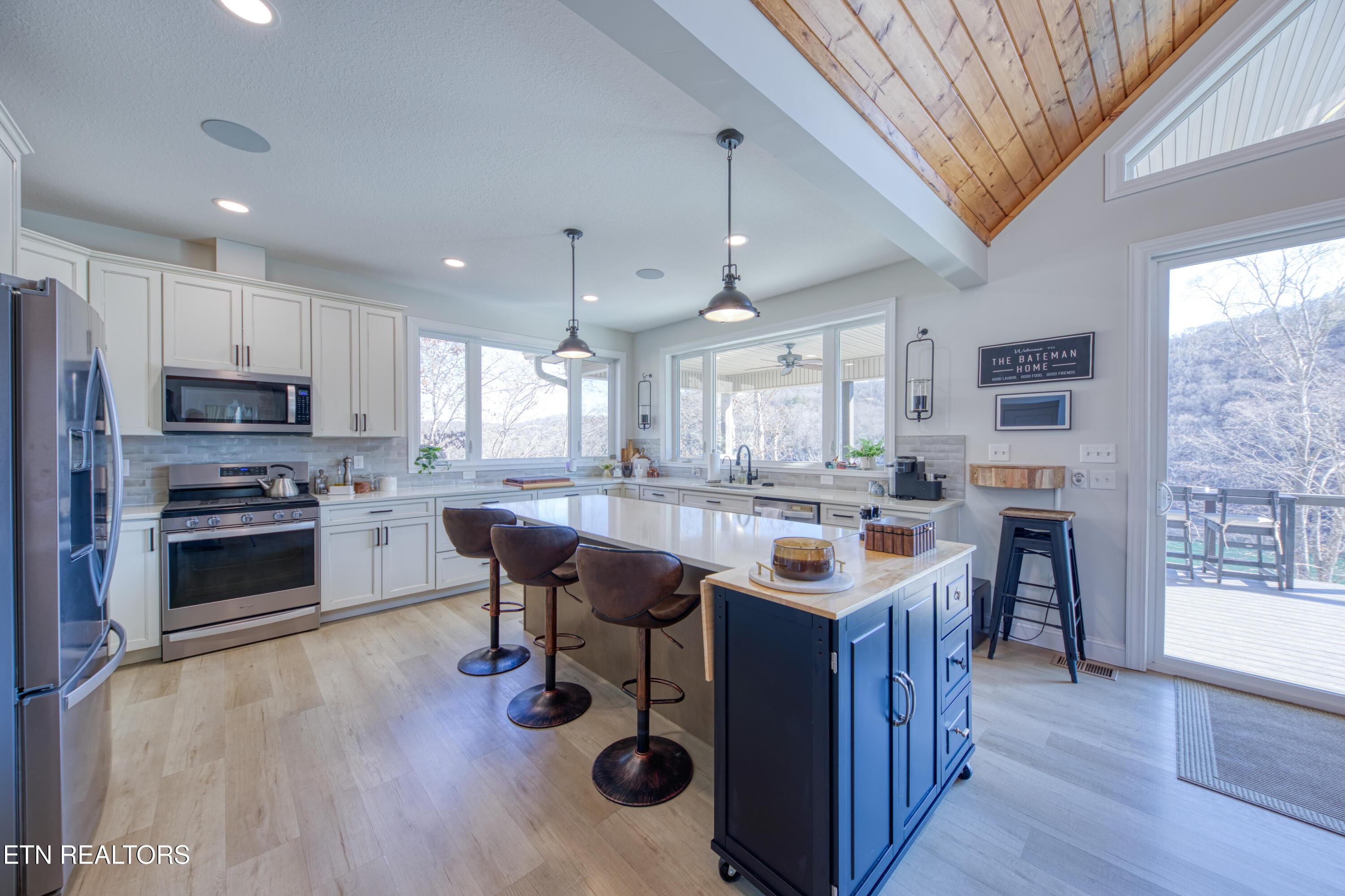 1394 Lakeside Drive, Jacksboro, TN - Norris Lake Real Estate - Image# 14