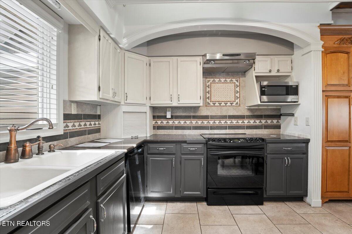 700 Shanghai Landing Lane, Lafollette, TN - Norris Lake Real Estate - Image# 2