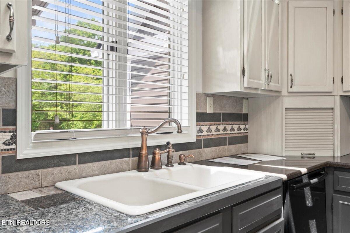 700 Shanghai Landing Lane, Lafollette, TN - Norris Lake Real Estate - Image# 4