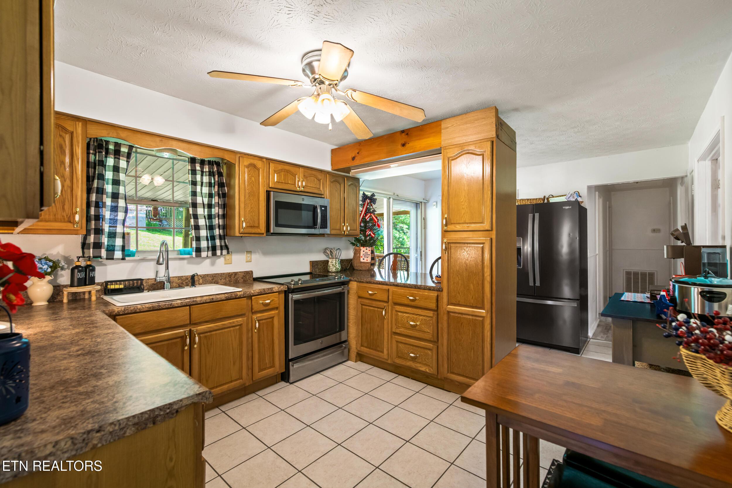 310 Hollifield Drive, Jacksboro, TN - Norris Lake Real Estate - Image# 9
